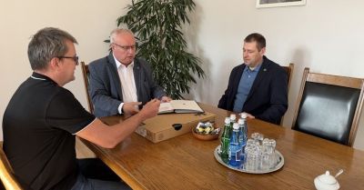 Urząd przekazał komputery trzem lokalnym organizacjom